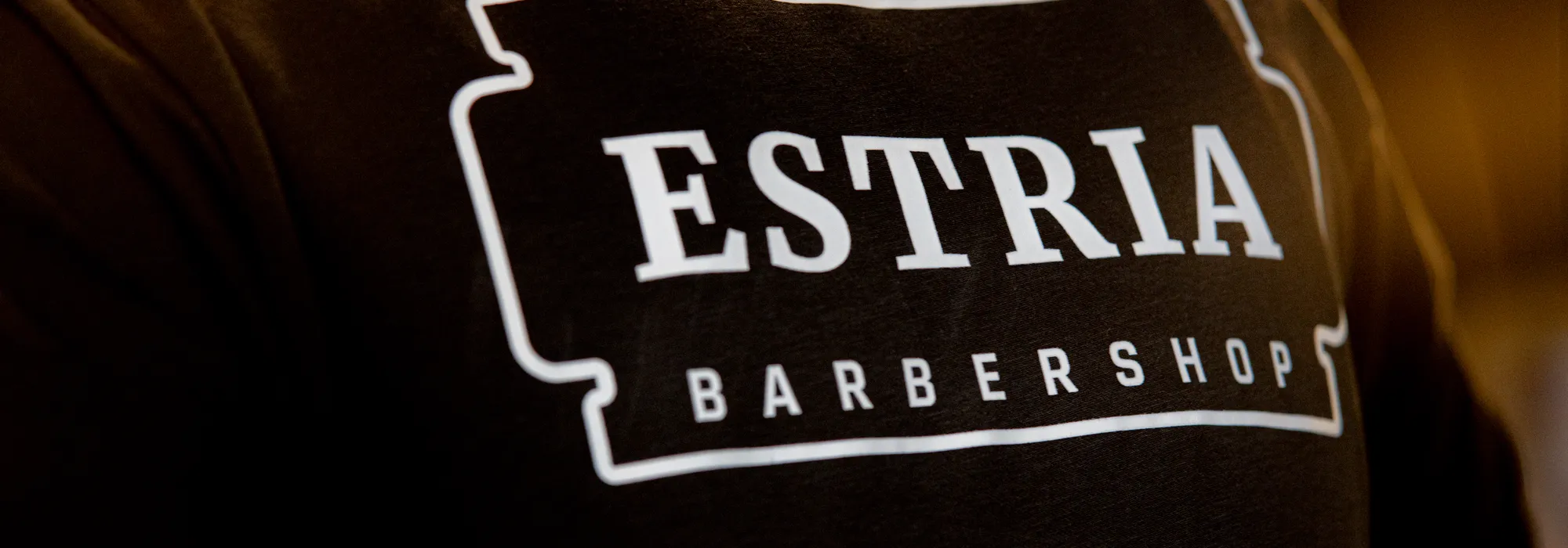 Barber van Estria Barbershop aan het werk