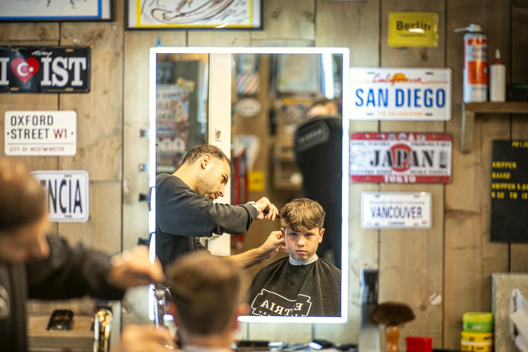 De zaak van Estria Barbershop met barbers aan het werk