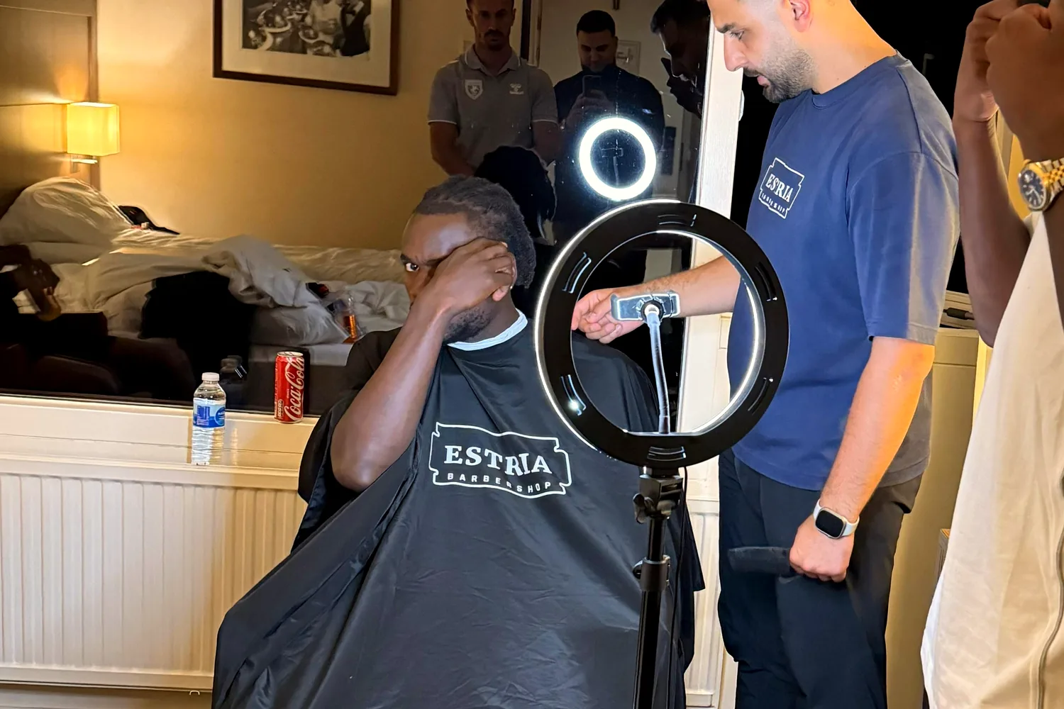 Barber van Estria knipt een klant op locatie, met de ESTRIA-cape om
