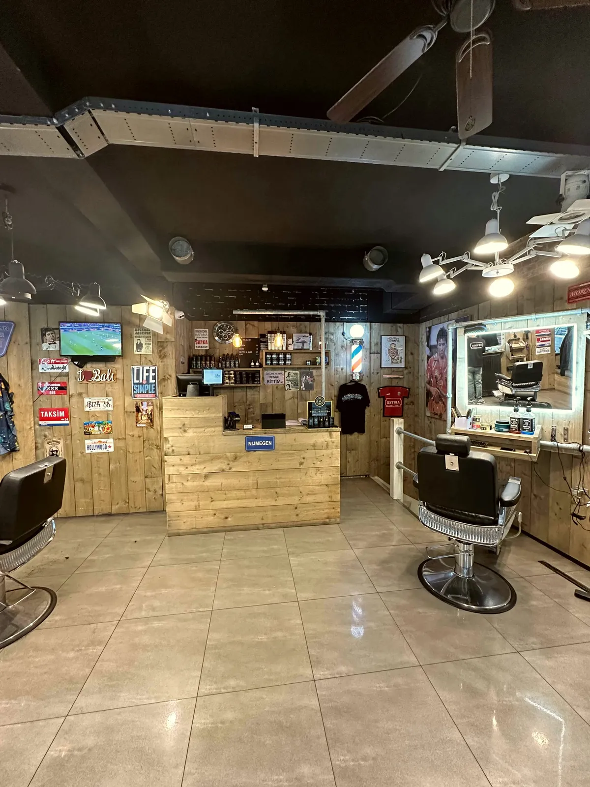 Interieur van Estria Barbershop met balie in Nijmegen