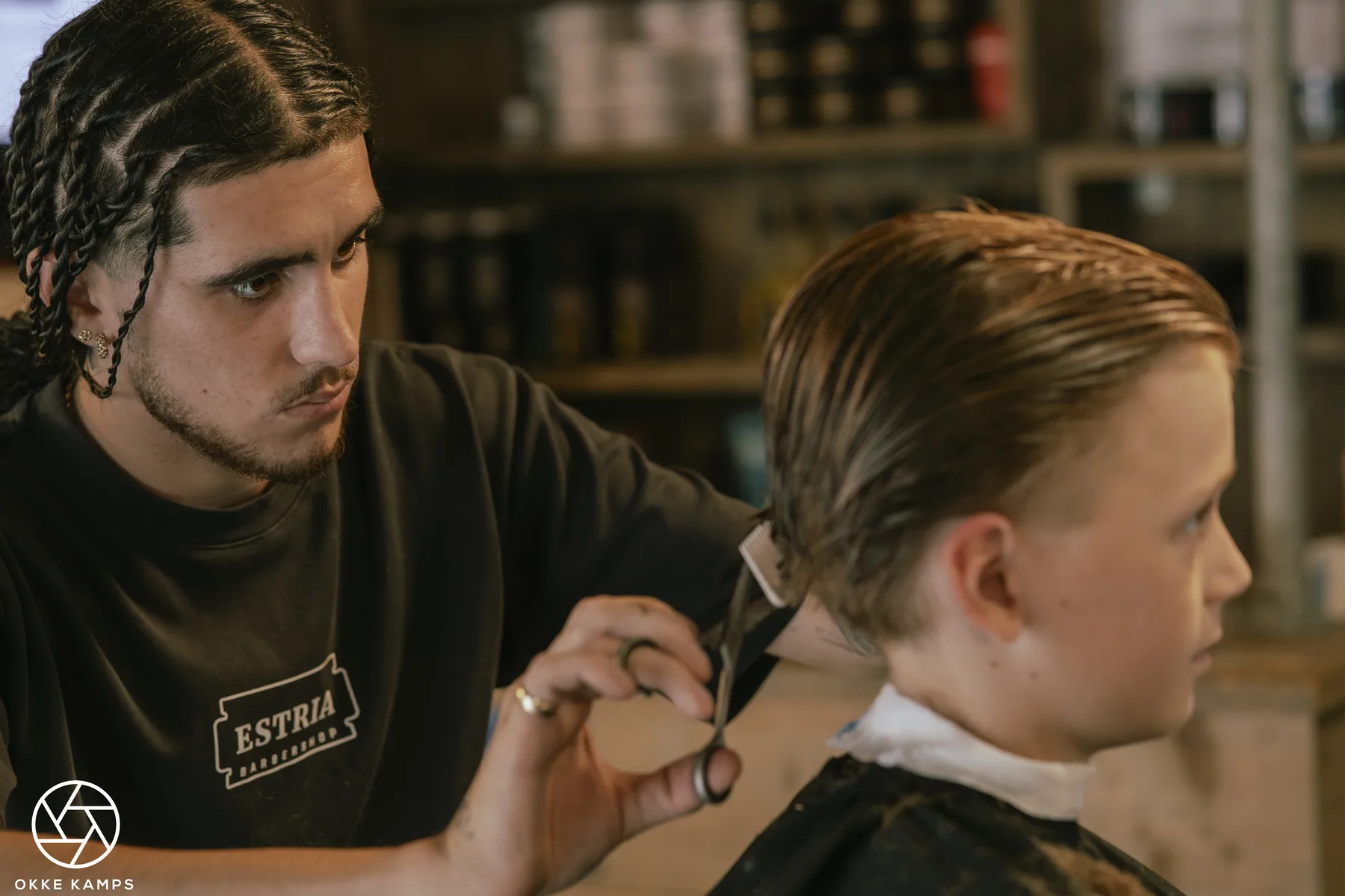 Barber van Estria Barbershop knipt een klant in de zaak aan de Willemsweg in Nijmegen