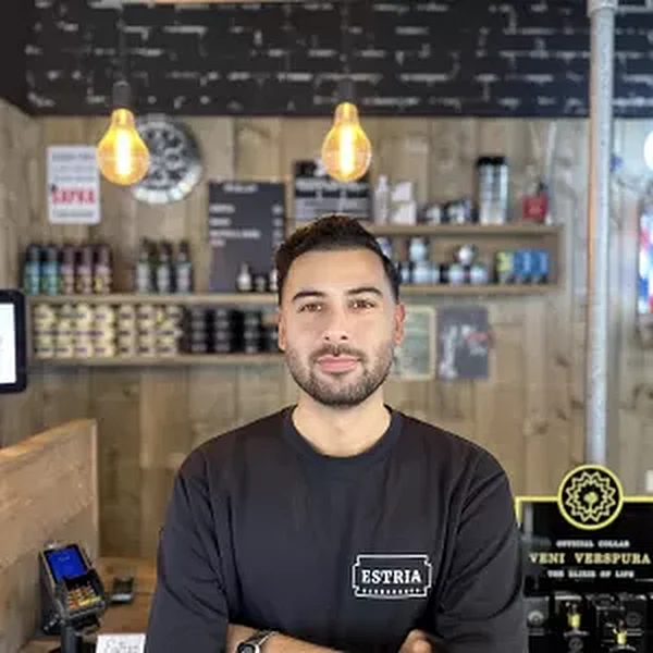 Emirhan, barber bij Estria Barbershop