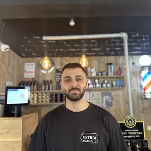 Ethem, barber bij Estria Barbershop
